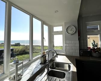 Perfect for a family seaside break in a beautiful peaceful setting at The Old Coastguards,this detac - Abbotsbury - Cocina