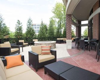 Courtyard by Marriott Cincinnati Midtown/Rookwood - Cincinnati - Patio