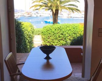 Exceptional location on the port of Porquerolles 20 m from the water - Hyères - Parveke