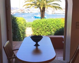 Exceptional location on the port of Porquerolles 20 m from the water - הייר - מרפסת