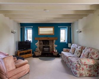 Beautiful 4 bedroom 19th Century Farmhouse - Mold - Living room