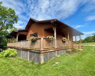 Clara's Cabin - Galax - Building