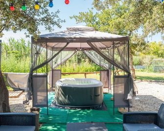 Caravan 'Cocoon Insolite' with Private Terrace & Wi-Fi - Pernes-les-Fontaines - Patio