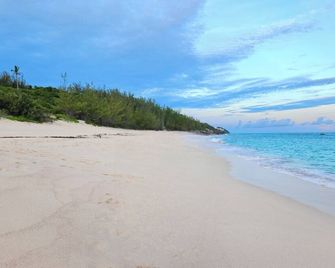 Entire Private Vacation Villa 3 Bedrooms Pool nr Beach in Bermuda. - Mount Pleasant - Beach