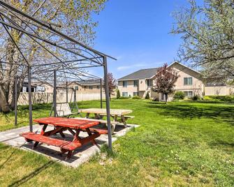 Lehi Family Apartment with Gas Grill and Fire Pit! - Lehi - Patio