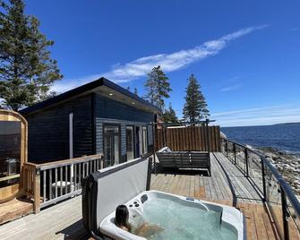 Tiny Oceanfront Retreat - Hot and Sauna - Hunt's Point - Balcony