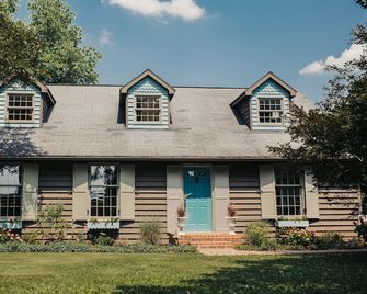 Secluded French Farmhouse Cottage 14 acres in Pennsylvania with Private Stream - Shippensburg - Gebäude