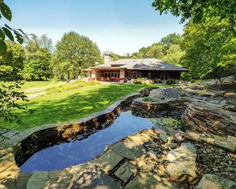 Luxuriant Frank Lloyd Wright Inspired Accommodations--The Dream House - Farmington - Vista del exterior