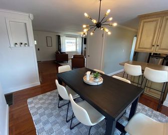 4-bedroom bungalow in charming Sugarcreek with WiFi and AC - Sugarcreek - Comedor