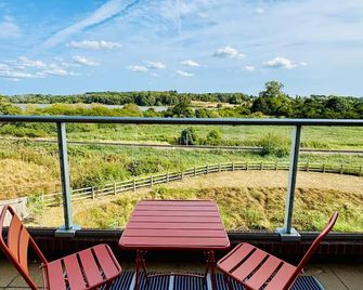 Riverside Haven in Woodbridge | Private Balcony - Woodbridge - Balcony