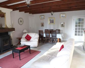 Gite near Matha & Cognac, Private Half Sunken Heated Pool, Enclosed Garden.. - Migron - Sala de estar