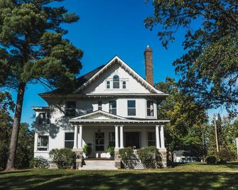 Large Historic Estate on the shores of Lake Winona - Alexandria - Будівля