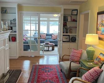Bluebell Cottage! Waterfront, Boat Dock in Gloucester VA. Handicap accessible! - Gloucester - Living room