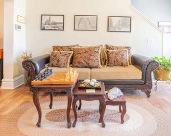 Charming 3br Tower Grove Family Home / Abodebucks - Saint Louis - Salon