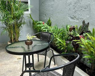 Charming apartment in casco antiguo- great location w WIFI hot water & AC - Panama City - Patio