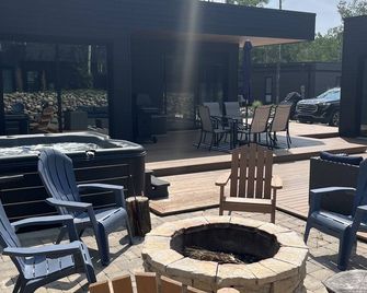 Bears Den Cabin Oasis Lsr-010-2025 - Onanole - Innenhof