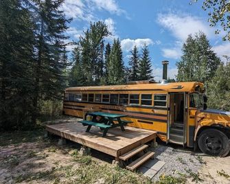 Off-Grid Skoolie Retreat - Blaeberry