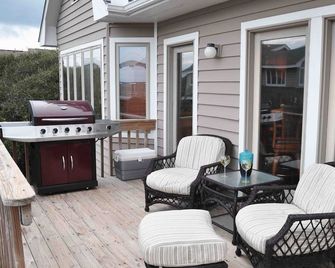 Beacon's Reach Oceanfront 4BD/4.5BA w/elevator. Hot Tub, Pools & Tennis Courts - Pine Knoll Shores - Balcony