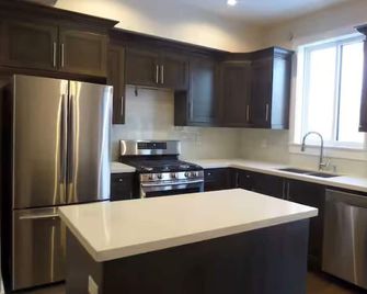 Spacious modern townhouse in central Dawson Creek - Dawson Creek - Kitchen