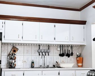 Capital Escape - Charming bungalow with WiFi & AC - Belmopan - Keuken