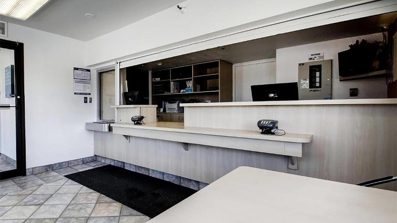 Super 8 by Wyndham Woods Cross - Salt Lake City North