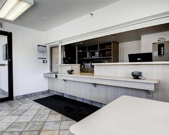 Super 8 by Wyndham Woods Cross - Salt Lake City North - Woods Cross - Lobby