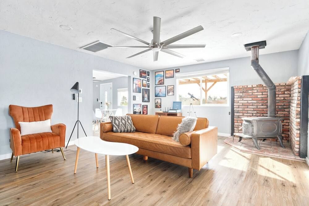 Living room view of Midcentury Retreat Under the Stars 20 mins from JT