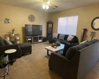 Sunny Southwest Getaway! - Vail - Living room
