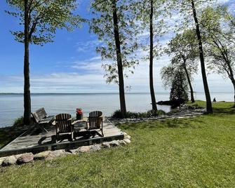 Beachfront Cottage 120ft Private Shoreline Lake Simcoe - Brechin - Patio