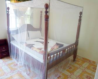 Green Oasis Guest House and Tours - Kalongo - Bedroom