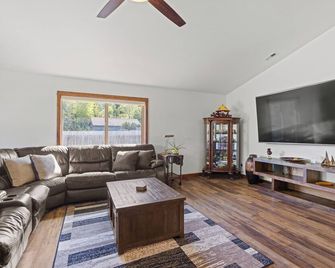 Beautiful family home, spacious living and only minutes from the beach. - Coos Bay - Huiskamer