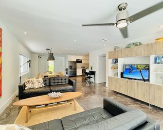 Heated pool-2 streets from beach-downtown-4 bedroom-3bath - Fort Lauderdale - Living room