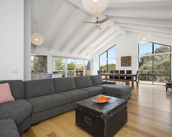 Smith Beach Getaways Beachwood House - Smiths Beach - Living room