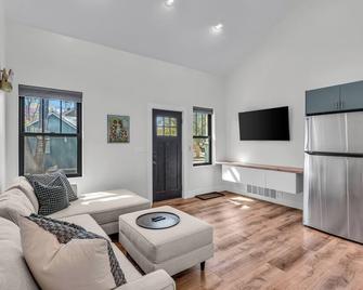 Charmingly Stylish 1-bed Loft Apt! Wonderful Lawrence Barker neighborhood - Lawrence - Living room