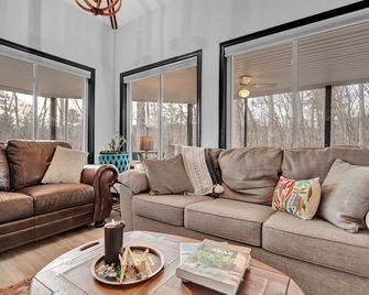 Fall and Winter Forest Retreat Private Spa, Sauna & Ski - Lackawaxen - Salon