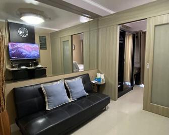1 Br Fully Furnished Condo Across Moa With Pool And Parking - Shore Bldg B, 1244 - Pasay - Living room