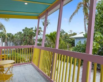 Charming Suite with Balcony and Bikes at Historic Sandpiper Inn - Sanibel - Balcón