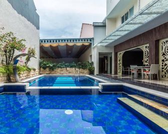Zen Rooms Denpasar Marlboro - Denpasar - Pool