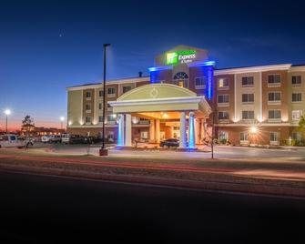 Holiday Inn Express Hotel & Suites Elk City - Elk City - Building