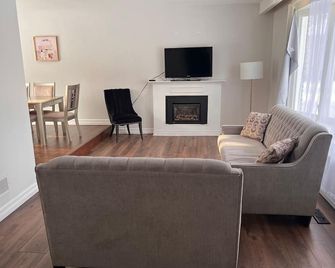 Charming 3-Bedroom Home in Quaint Countryside Retreat with Modern Comforts - Halton Hills - Living room