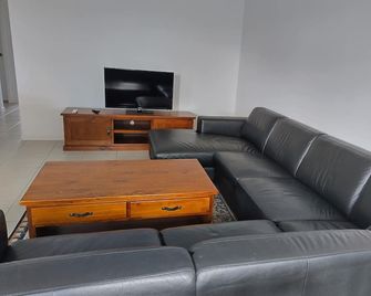 Comfy house facing Sports field - Schofields - Sala de estar