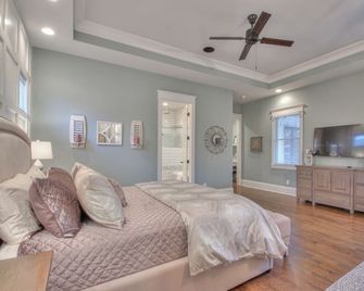 Beautiful Luxury Home Near 12th South w/ Front Porch and Deck - Nashville - Soverom