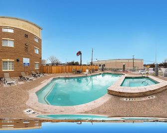 Quality Inn & Suites San Antonio Airport - Stone Oak - San Antonio - Piscina