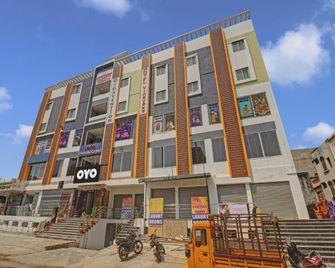 Super Collection O Vinayaka Luxury Stays - Warangal - Building