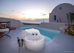 Pink Freud Villas Santorini - Oia - Pool