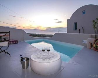 Pink Freud Villas Santorini - Oia - Piscine
