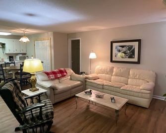 Large Resort Cabin with Breathtaking Mountain Views + Firepit - Dillard - Huiskamer