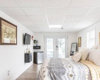 Centrally located private spacious getaway, queen bed and fast internet. - Kennesaw