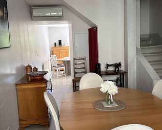 air-conditioned and renovated medieval village house - free wifi - Largentière - Comedor