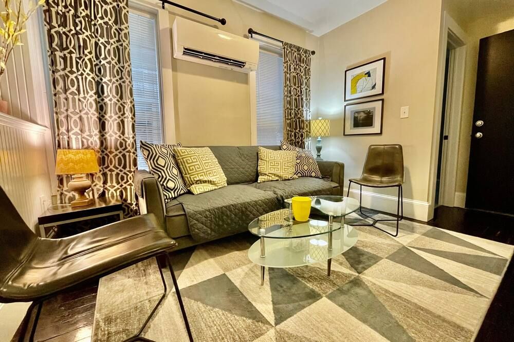 Gorgeous Rare 3BR 3BA duplex with free Parking, Rare gorgeous 3 bds 3 baths w/ Parking in Best loca - בוסטון - סלון